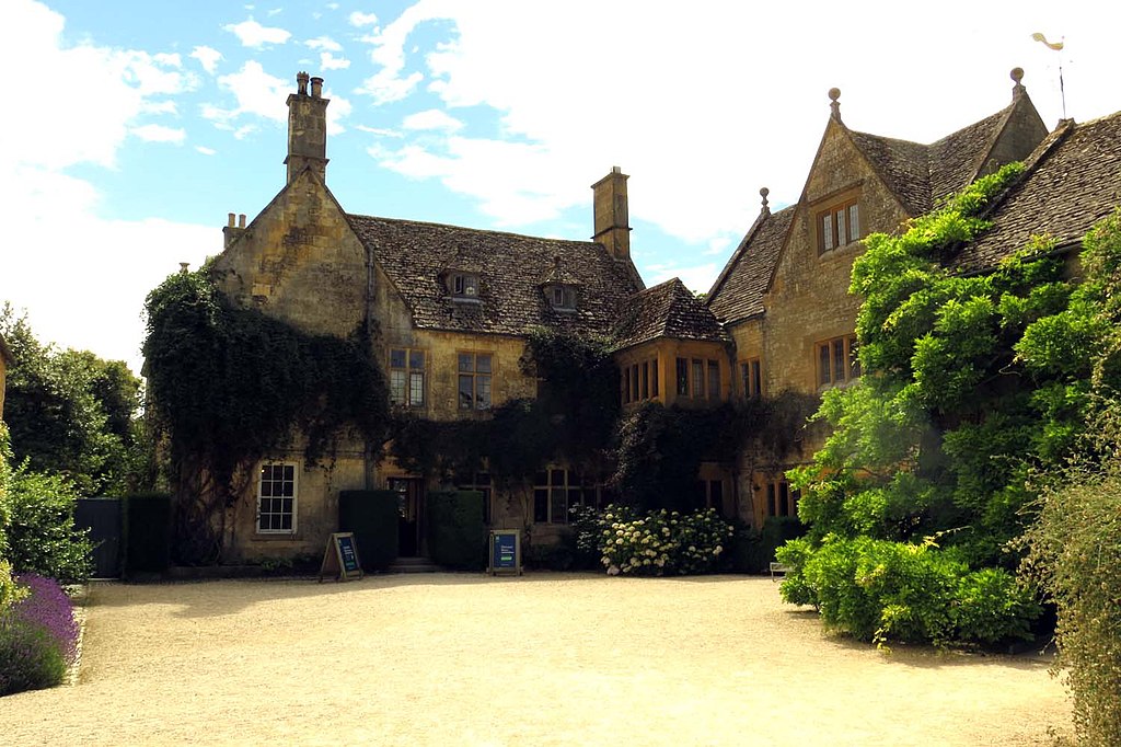 Photo of Hidcote Manor with gravel forecourt